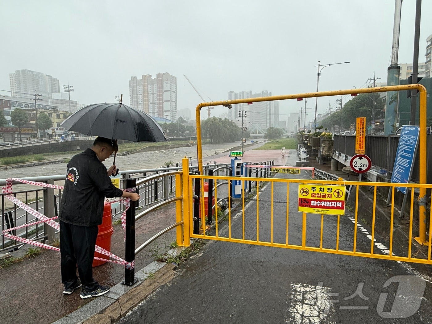 17일 오전 광주에 호우경보가 발령된 가운데 도심을 가로지르는 광주천의 수위도 빠른 속도로 상승하면서 둔치주차장을 통제하고 있다. 2025.7.17/뉴스1 ⓒ News1 김태성 기자