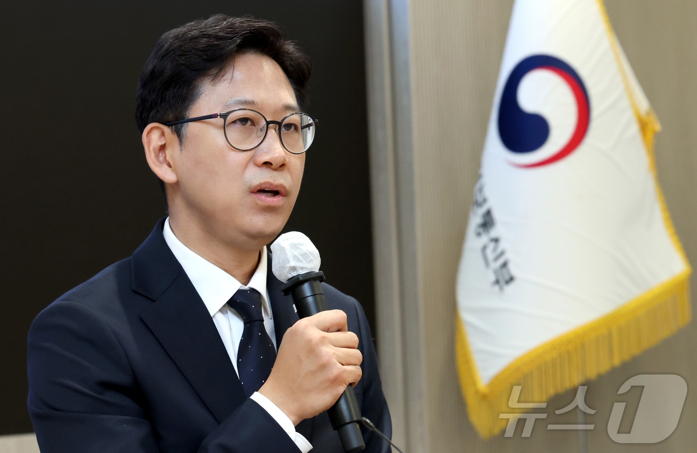 배경훈 과학기술정보통신부 장관이 17일 정부세종청사 과기정통부 대강당에서 열린 취임식을 마친 뒤 직원들과 이야기를 나누고 있다. 2025.7.17/뉴스1 ⓒ News1 김기남 기자