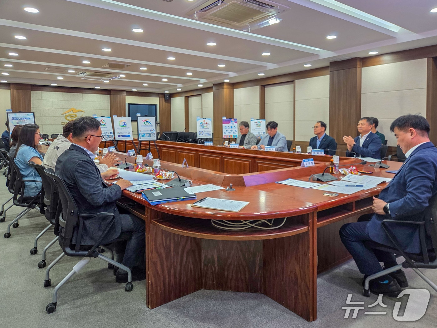 함안군과 창녕군이 경상남도민체육대회 상징물 최종 선정 회의를 하고 있다(함안군 제공. 재판매 및 DB금지)