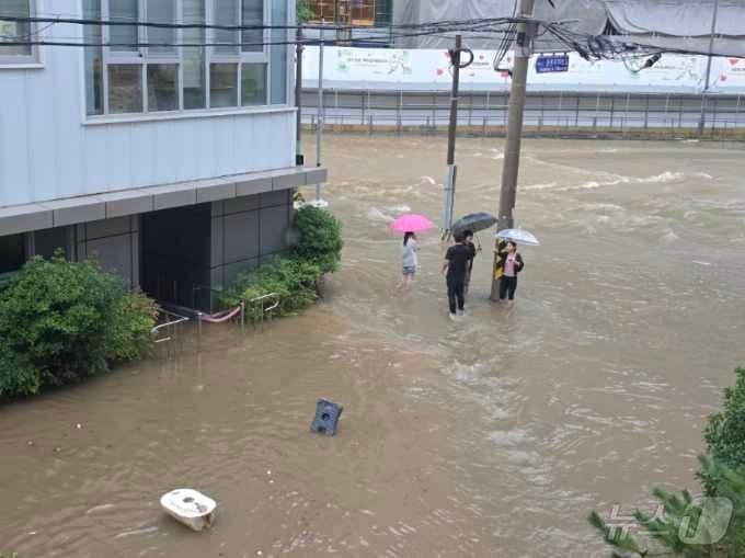 17일 오전 10시 10분을 기해 광주에 호우경보가 발령된 가운데 북구 용봉동 일대가 물에 잠겨 주민들이 고립돼 있다. 2025.7.17/뉴스1 ⓒ News1 박지현 기자