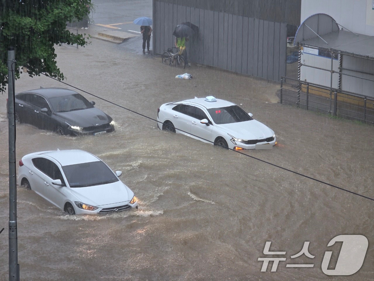 17일 오전 10시 10분을 기해 광주에 호우경보가 발령된 가운데 북구 용봉동 북구청 사거리 일대가 침수돼 차량들이 서행하고 있다. 2025.7.17/뉴스1 ⓒ News1 박지현 기자