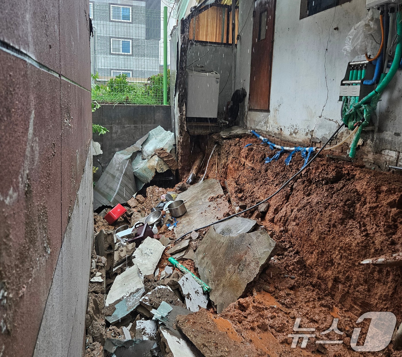 17일 오전 11시쯤 광주 남구 월산동의 한 주택에서 담장이 무너졌다는 신고가 접수돼 당국이 조치를 취하고 있다.(독자 제공. 재판매 및 DB 금지)