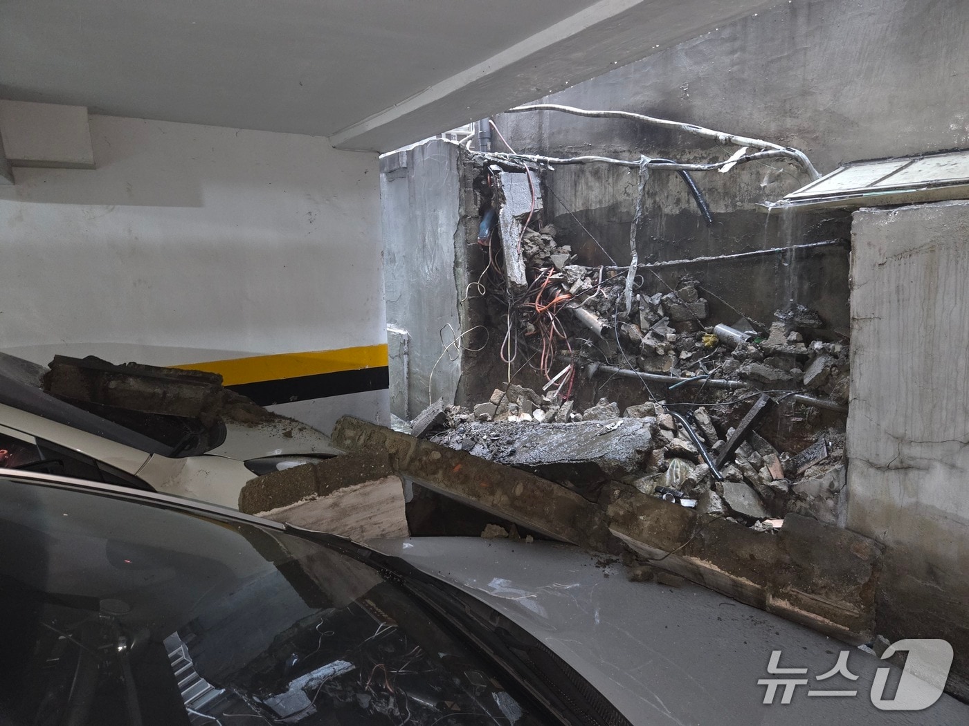 17일 오전 7시 6분쯤 인천시 남동구 간석동의 한 오피스텔 담장이 건물 주차장 쪽으로 무너져 주차된 차량 2대가 파손됐다.(인천소방본부 제공. 재배포 및 DB금지)2025.7.17/뉴스1