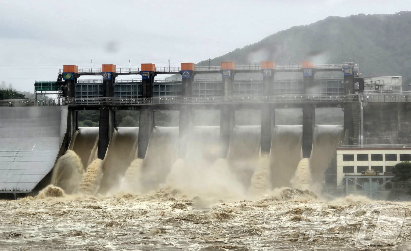 한국수력원자력 괴산발전소가 17일 괴산댐 수문 7개를 모두 열고 초당 1000톤의 물을 하류로 흘려 보내고 있다.2025.07.17./뉴스1 ⓒ News1 이성기 기자(사진은 기사 내용과 무관함) 