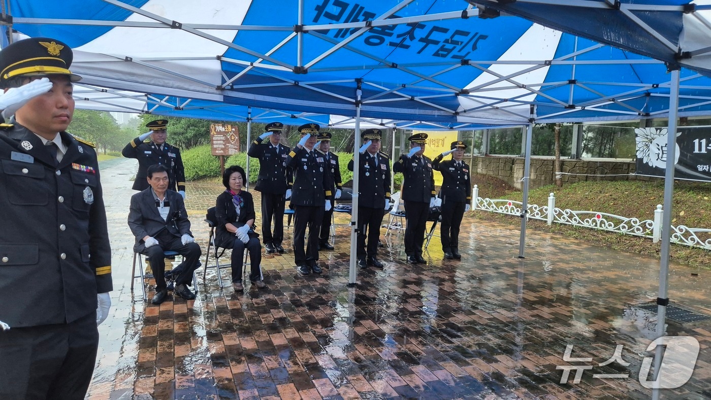 강원특별자치도 소방본부는 17일 광주광역시 풍영정천 천변공원 추모공간에서 순직한 5인의 소방관을 기리기 위한 ‘세월호 소방헬기 추락사고 순직 소방공무원 11주기 추모식’을 거행했다.&#40;강원도소방본부 제공, 재판매 및 DB금지&#41;