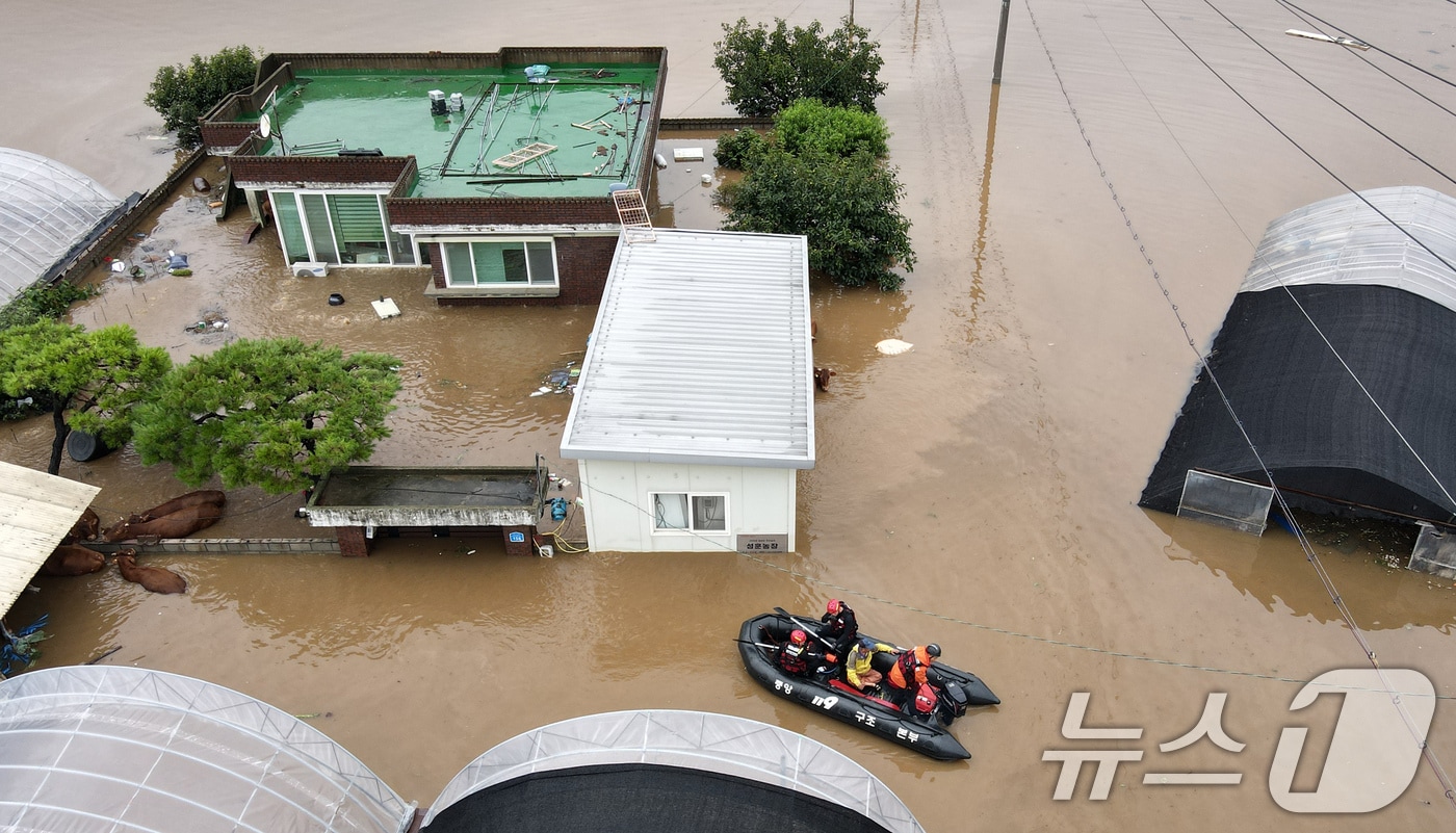 17일 오전 충남 예산군 고덕면에서 중앙119구조본부 충청강원 119특수구조대 대원들이 보트로 주민을 구조하고 있다. 2025.7.17/뉴스1 ⓒ News1 김기태 기자