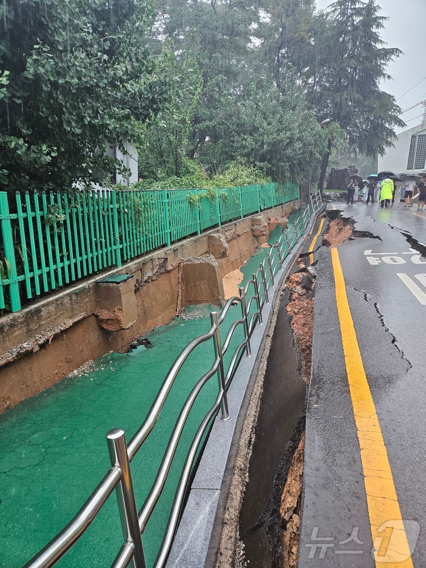 17일 오후 2시 20분쯤 광주 계림동 광주고등학교 인근 인도와 도로가 갈라졌다는 신고가 접수됐다. 사진은 현장 모습. &#40;광주 동부소방 제공. 재판매 및 DB 금지&#41; 
