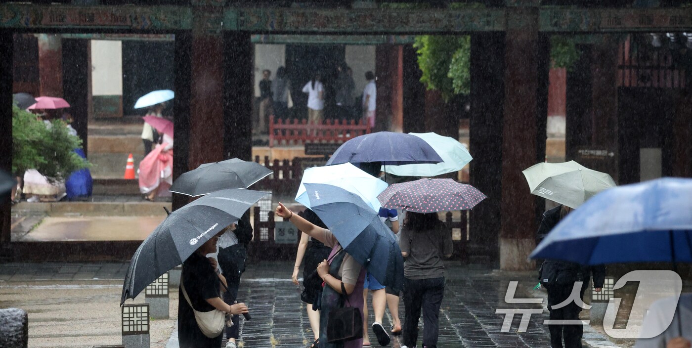 전북 전 지역에 호우특보 발효된 17일 전북 전주시 한옥마을 경기전에서 우산을 쓴 관광객들이 발걸음을 재촉하고 있다. 2025.7.17/뉴스1 ⓒ News1 유경석 기자