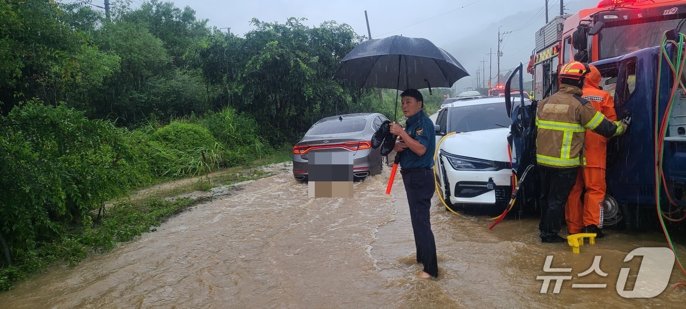 14일 오후 2시2분쯤 경북 청도읍 원리에서 도로가 침수돼 관계 당국이 안전 조치를 취하고 있다.(경북소방본부 제공.재판매 및 DB 금지)