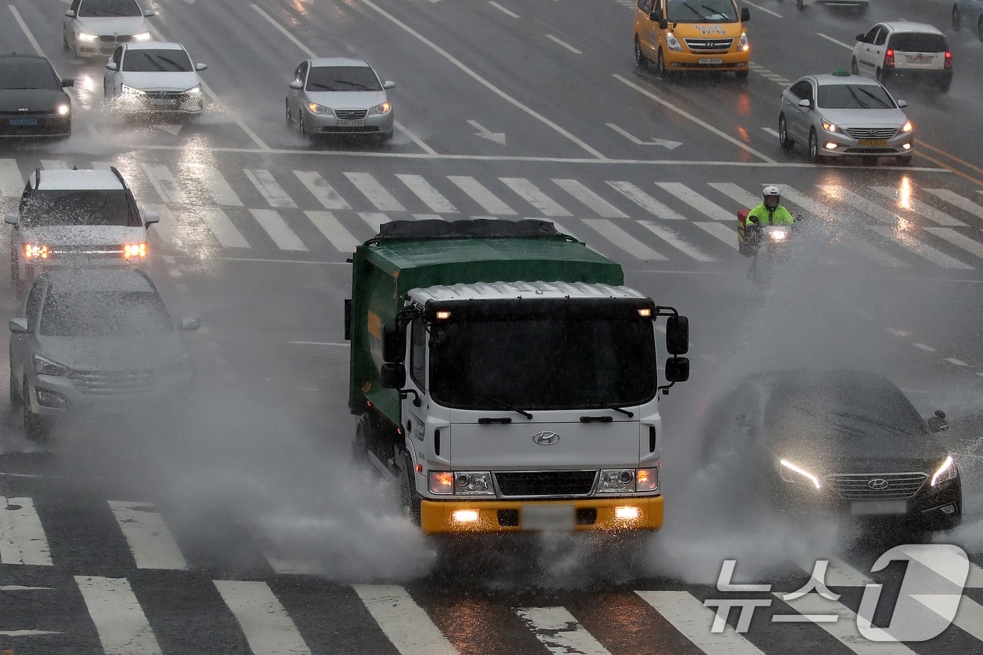17일 오후 대구지역에 호우경보가 발효된 가운데 달구벌대로 신남네거리를 지나는 차량이 물보라를 일으키며 달리고 있다. 2025.7.17/뉴스1 ⓒ News1 공정식 기자