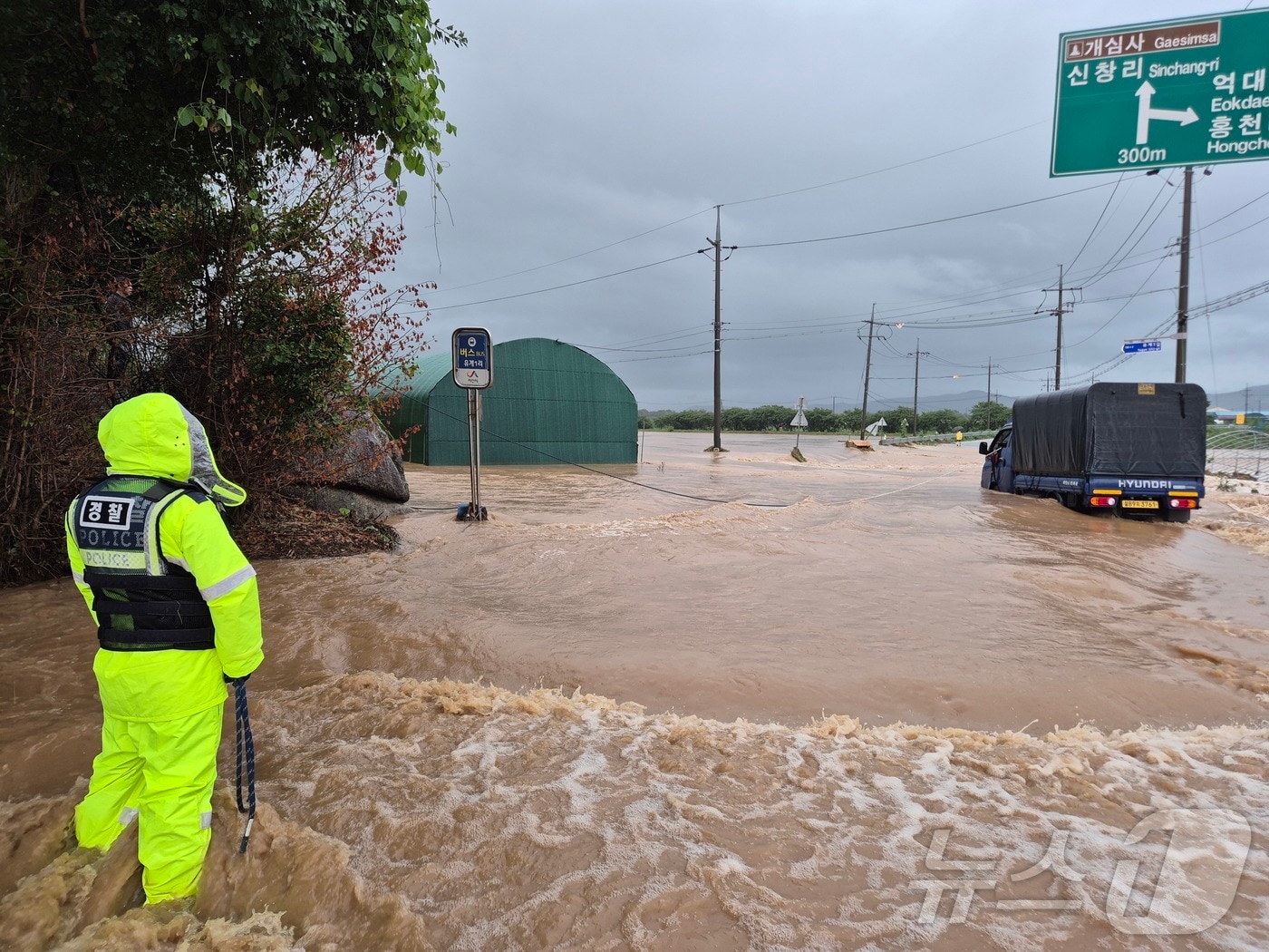 충남경찰청은 17일 새벽부터 충남지역에 내린 집중호우로 인해 갑호발령을 내리는 등 선제적 비상대응체계를 가동했다. 이날 00:00~14:00사이 최고강수량(합덕) 360㎜의 폭우 속에서 평소(586건)보다 330% 증가된 2,520건의 112신고에 대응하고 침수된 지하차도 등 36개소 교통통제를 실시하였으며, 643명의 주민대피를 지원했다. (충남경찰청 제공. 재판매 및 DB금지)2025.7.17/뉴스1 ⓒ News1 이동원 기자