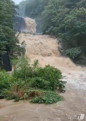 17일 호우 경보가 내려진 합천군 용주면 황계폭포(독자 제공. 재판매 및 DB금지). 2025.7.17