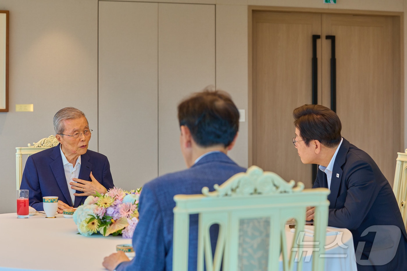 2025년 7월 17일 이재명 대통령이 서울 용산 대통령실 청사에서 김종인 전 국민의힘 비상대책위원장과 오찬을 갖고 있는 모습. (대통령실 제공· 재판매 및 DB금지) 2025.7.17 ⓒ 뉴스1 이재명 기자