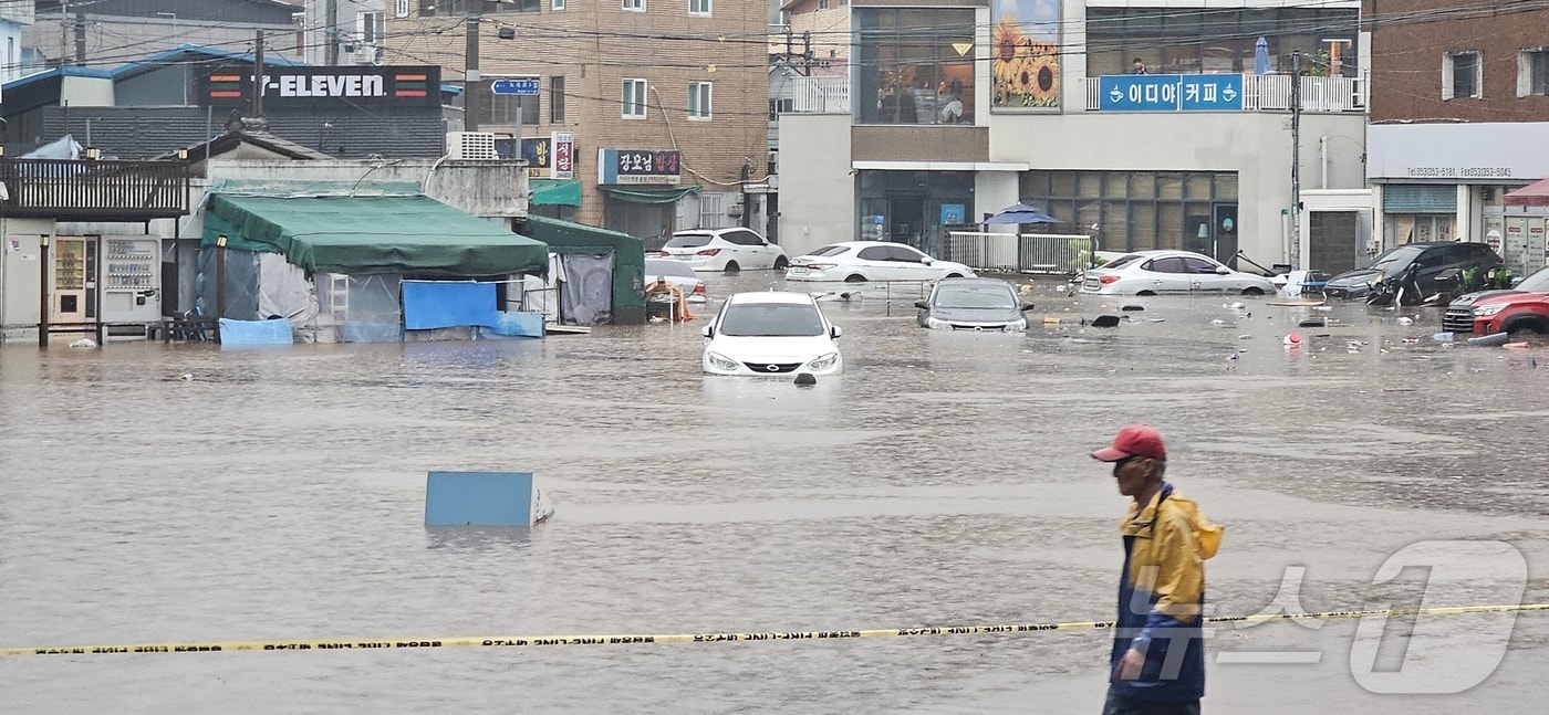 17일 대구 북구 노곡동 노곡분소 일대에 침수가 발생해 관계 당국이 안전 조치 중이다. 상가와 차량이 물이 잠겼다.(대구 북구 제공.재판매 및 DB금지) (사진은 기사 내용과 무관함) 2025.7.17/뉴스1 