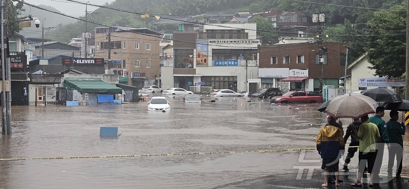 17일 대구 북구 노곡동에 침수가 발생해 관계 당국이 안전 조치 중이다. (대구 북구 제공.재판매 및 DB금지) (사진은 기사 내용과 무관함)  2025.7.17/뉴스1