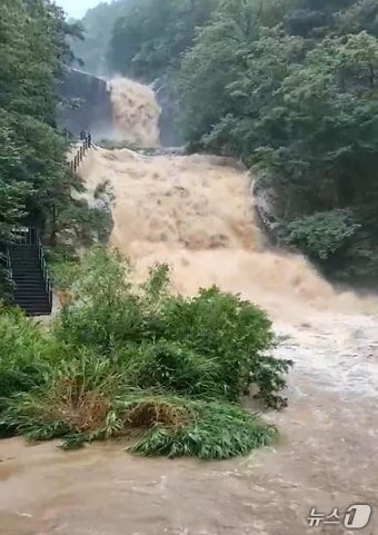 17일 호우경보가 내려진 경남 합천군 용주면 황계폭포 인근에 흙탕물이 넘쳐 흐르고 있다. (독자 제공. 재판매 및 DB 금지) 2025.7.17/뉴스1 ⓒ News1 윤일지 기자