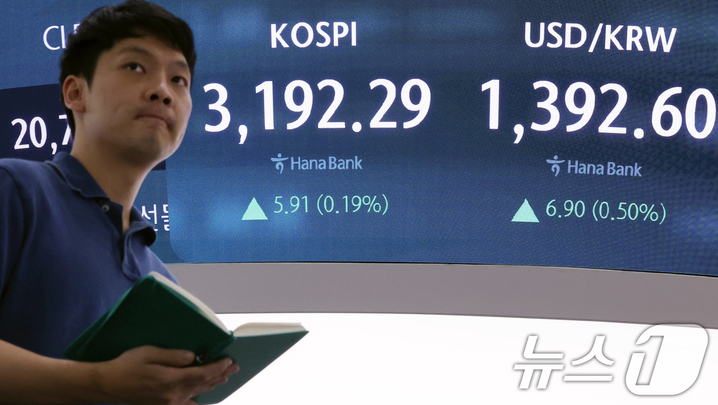 서울 중구 하나은행 본점 딜링룸 전광판./뉴스1 ⓒ News1 이동해 기자