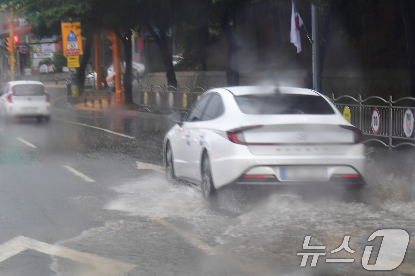 17일 오후 경북 포항시 북구 장성초등학교 앞 도로가 국지성 호우에 침수되면서 차량들이 거북이 운행을 하고 있다. (사진은 기사 내용과 무관함) 2025.7.17/뉴스1 ⓒ News1 최창호 기자