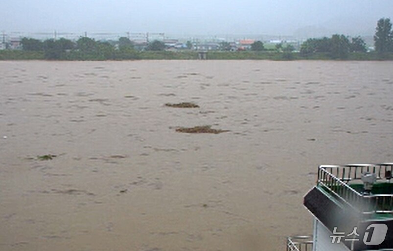(사진은 기사 내용과 무관함) 시간당 80㎜의 극한 호우가 쏟아진 17일 홍수경보가 발효된 담양 삼지교의 모습. (영산강홍수통제소 갈무리. 재판매 및 DB 금지) 2025.7.17/뉴스1 ⓒ News1 이승현 기자