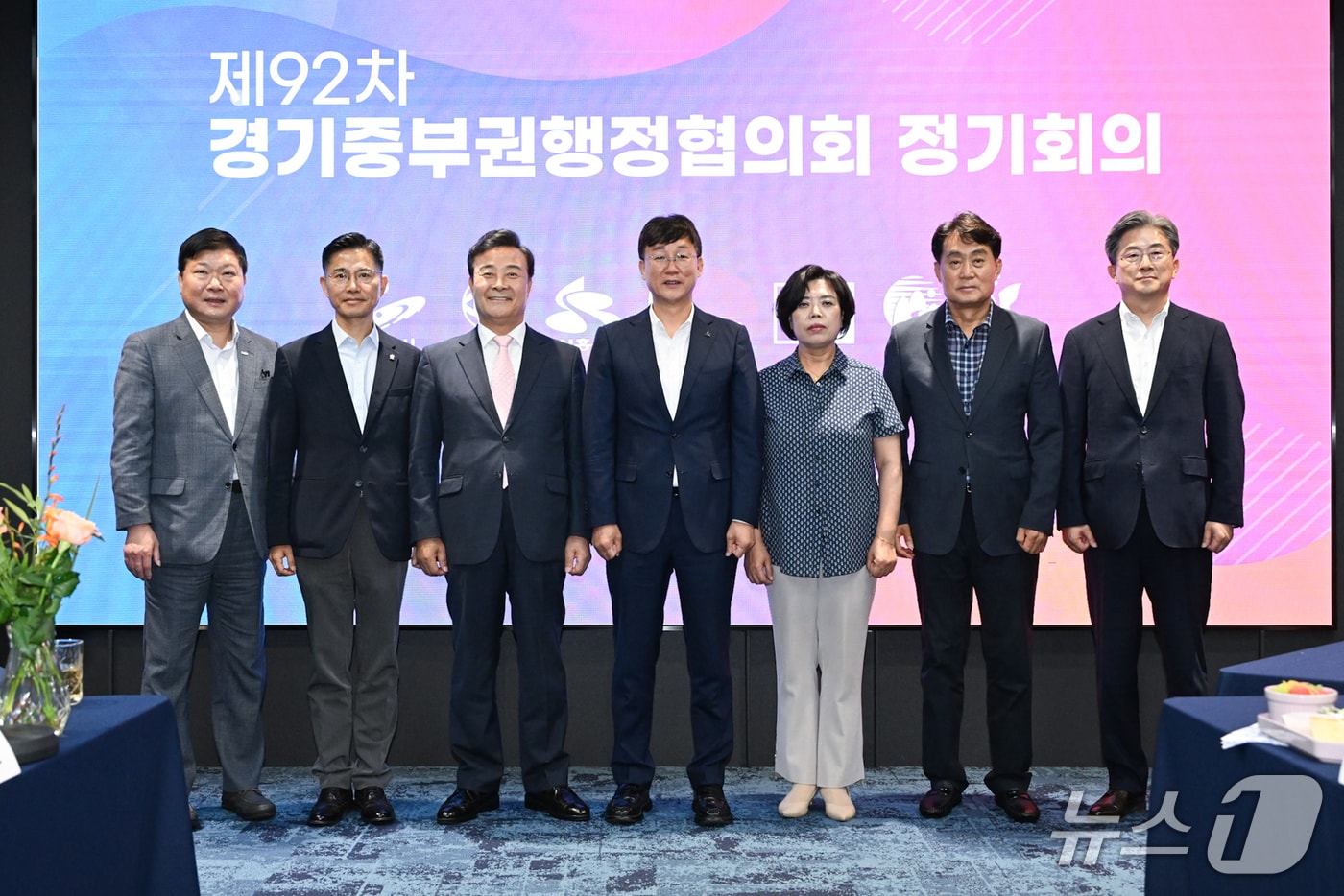 이민근 안산시장&#40;왼쪽 네 번째&#41;이 협의회장으로 있는 경기중부권행정협의회.&#40;안산시 제공&#41;