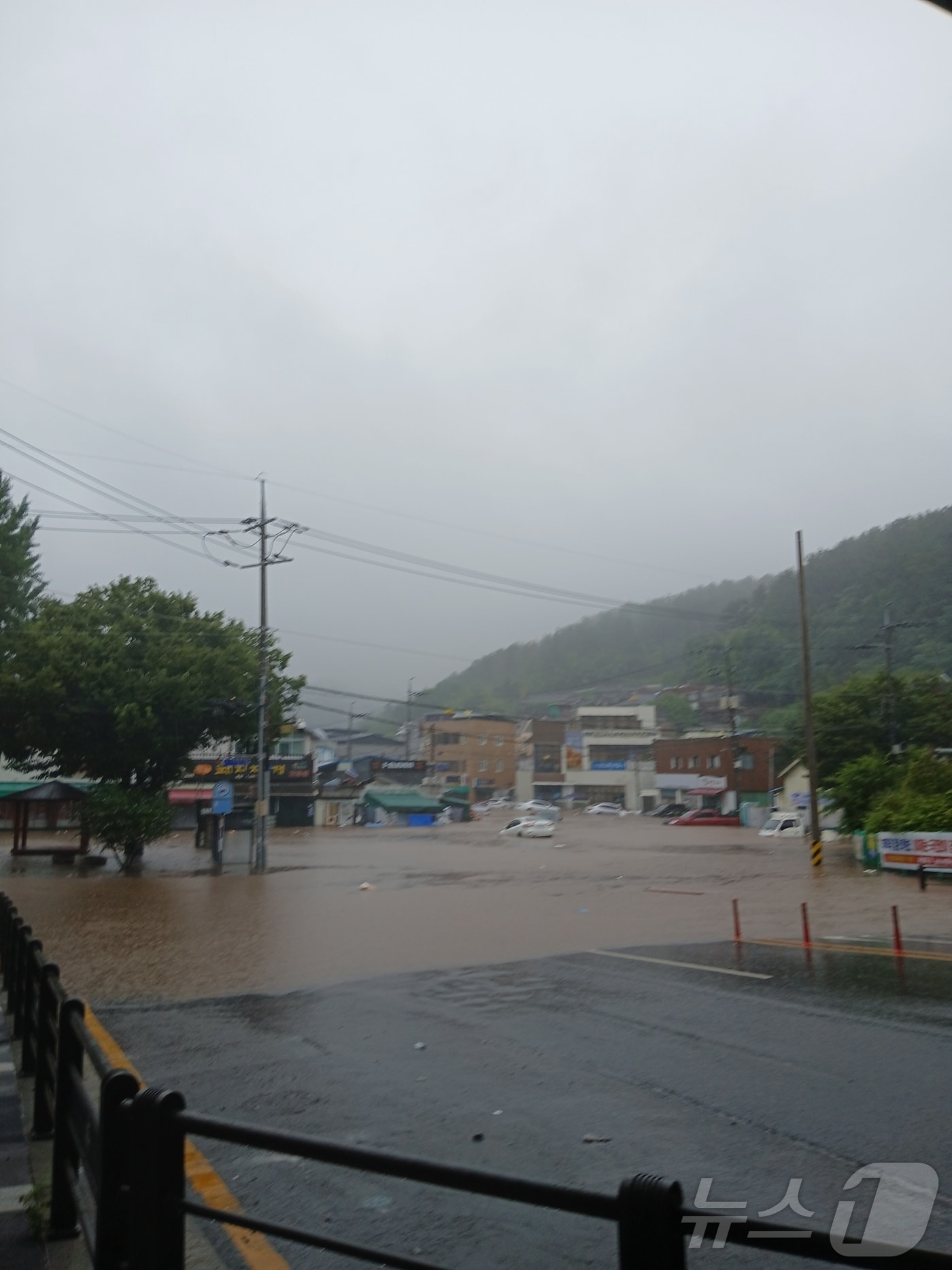 17일 오후 대구 북구 노곡동 일대가 침수돼 구조 당국은 구명보트를 동원해 고립된 주민을 계속해서 구조하고 있다.(대구소방안전본부 제공.재판매 및 DB금지) 2025.7.17/뉴스1 ⓒ News1 이성덕 기자