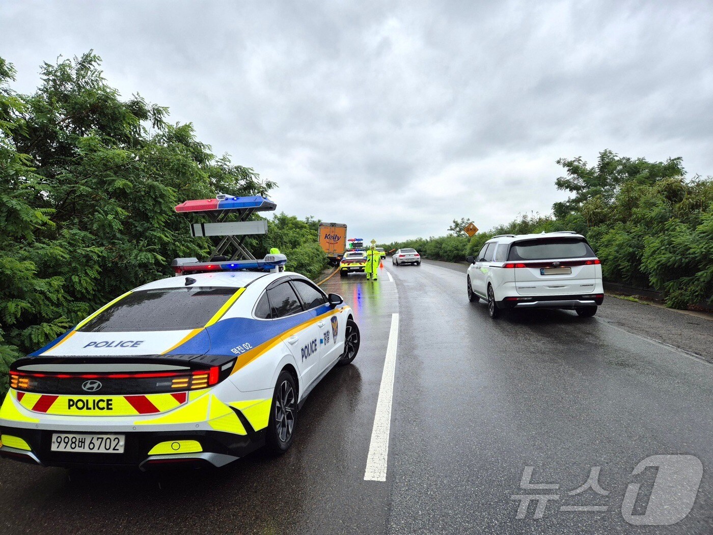 17일 전주시 덕진구 도도교차로에서 빗길 교통사고가 발생해 경찰관이 현장 교통정리에 나서고 있다.(전북경찰청 제공. 재판매 및 DB금지) 2025.7.17/뉴스1
