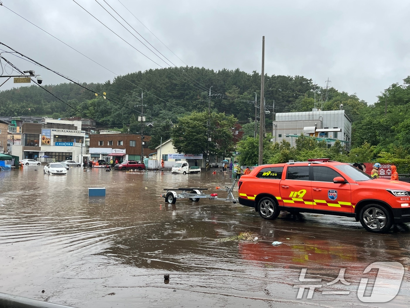 17일 대구 북구 노곡동 일대가 침수돼 상가와 차량이 물이 잠겼다. 주민이 물길을 헤치고 걸어가고 있다.(독자 제공.재판매 및 DB금지) 2025.7.17/뉴스1 ⓒ News1 신성훈 기자