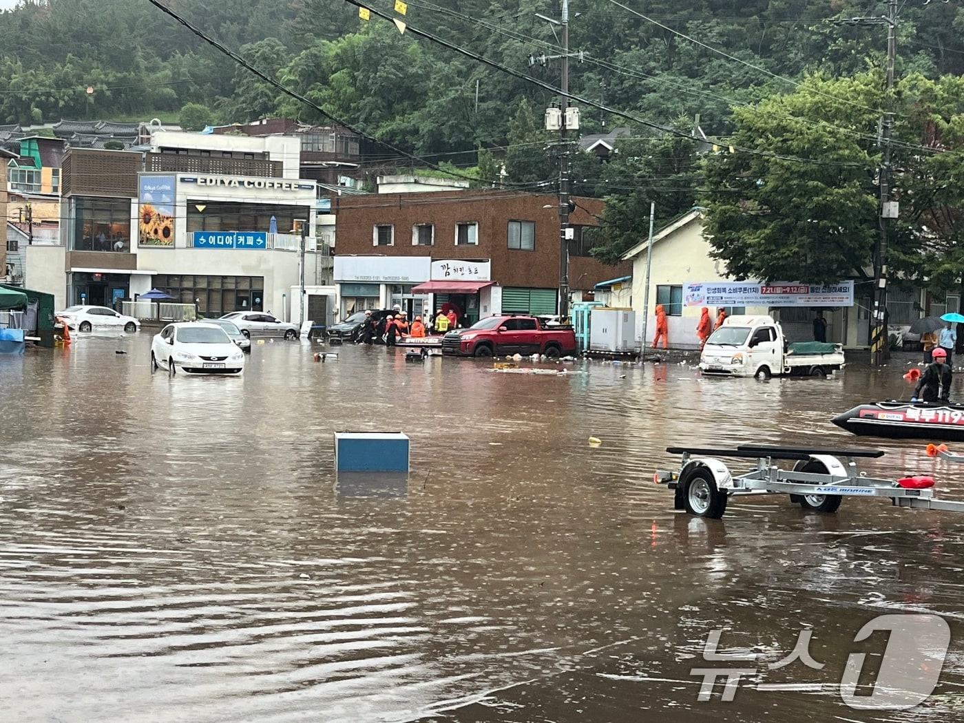 지난 7월17일 대구 북구 노곡동 일대가 침수돼 상가와 차량이 물이 잠겼다.(독자 제공.재판매 및 DB금지) 2025.7.17/뉴스1