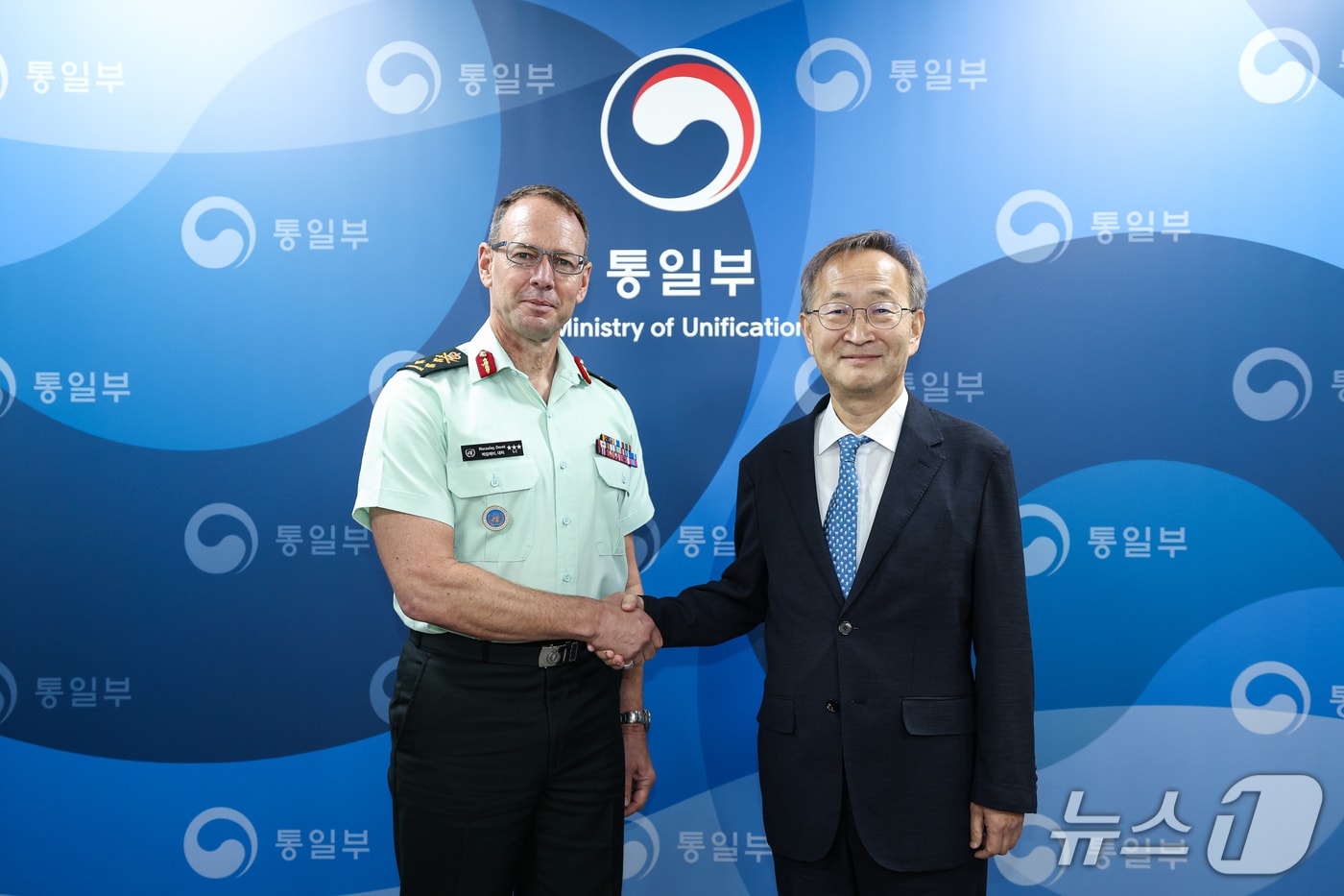 김남중 통일부 차관은 17일 데릭 맥컬리 유엔사 부사령관의 예방을 받았다.(통일부 제공)