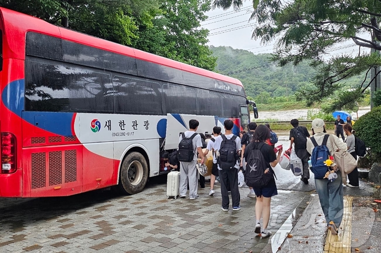 학교 주변 하천에 홍수경보가 내려지면서 고립됐던 충북 청주 양업고등학교 학생들이 도로 동행이 가능해지면서 버스를 이용해 귀가하고 있다.(충북교육청 제공. 재판매 및 DB금지) 2025.7.17 ⓒ 뉴스1 엄기찬 기자