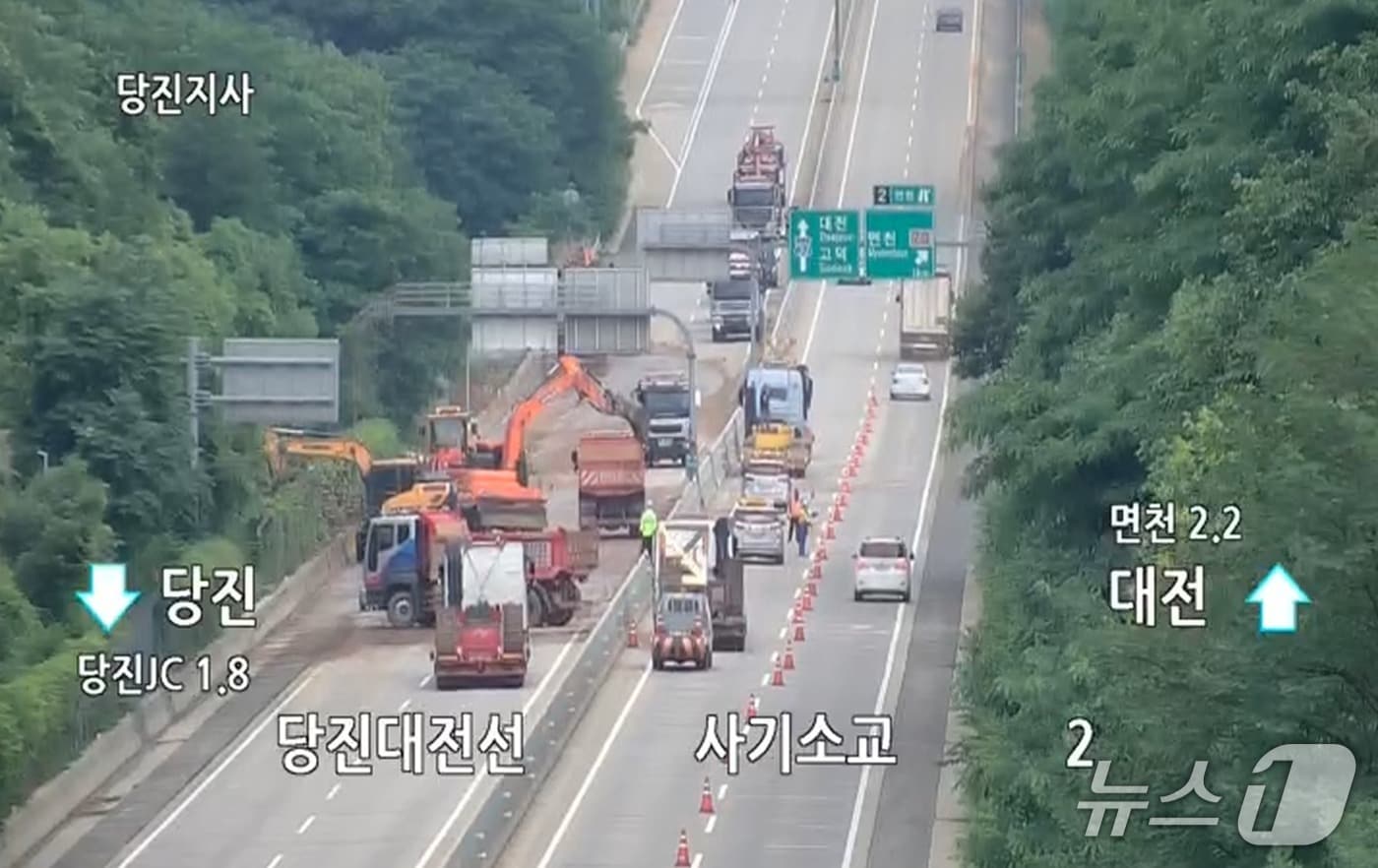 당진대전고속도로 당진분기점부근 지점에 비탈면 토사가 흘러내려 복구작업이 진행 중이다.(한국도로공사 CCTV 화면 캡쳐) /뉴스1