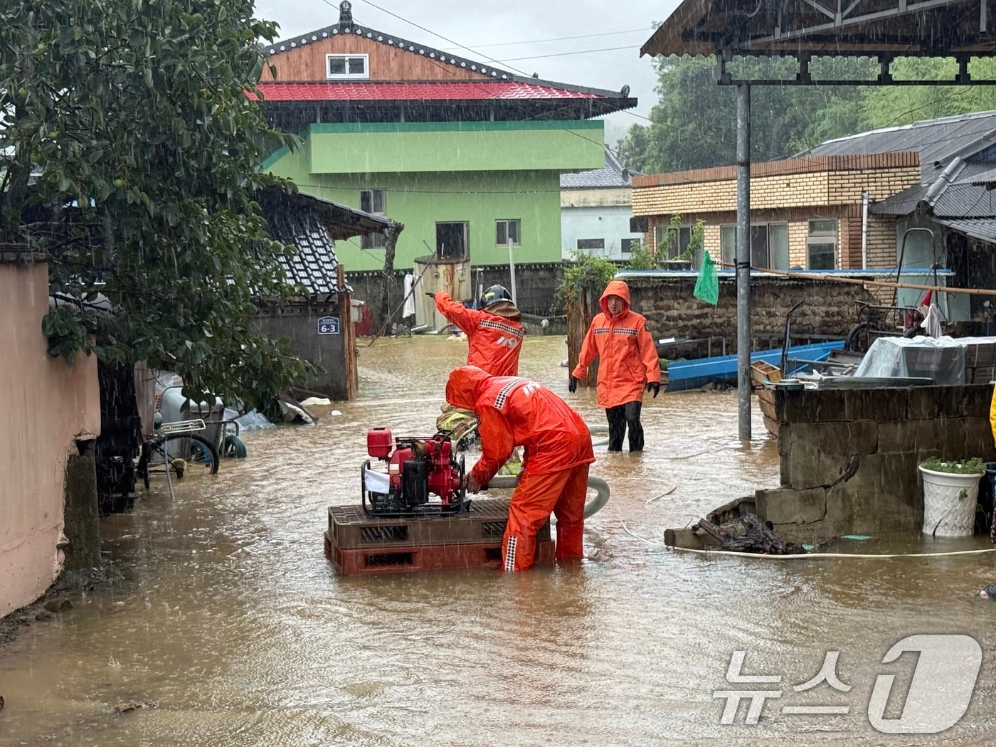 소방대원들이 배수작업을 하고 있다. (소방청 제공. 재판매 및 DB 금지) 2025.7.17/뉴스1