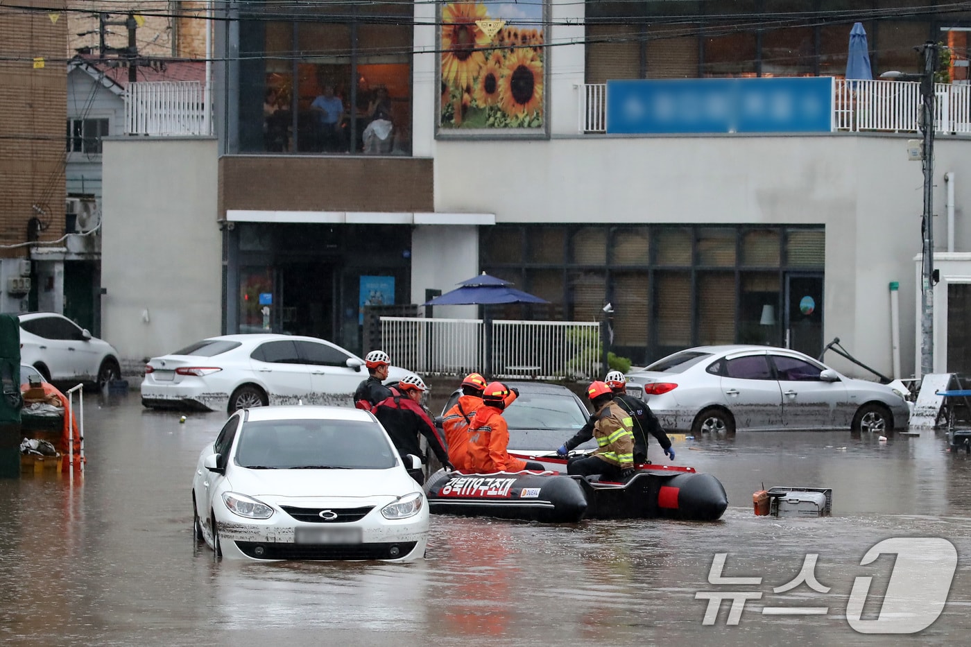 17일 오후 대구 북구 노곡동 마을이 집중호우에 침수돼 119구조대가 고립된 주민을 구조하기 위해 구명보트를 타고 마을로 들어가고 있다. 2025.7.17/뉴스1 ⓒ News1 공정식 기자