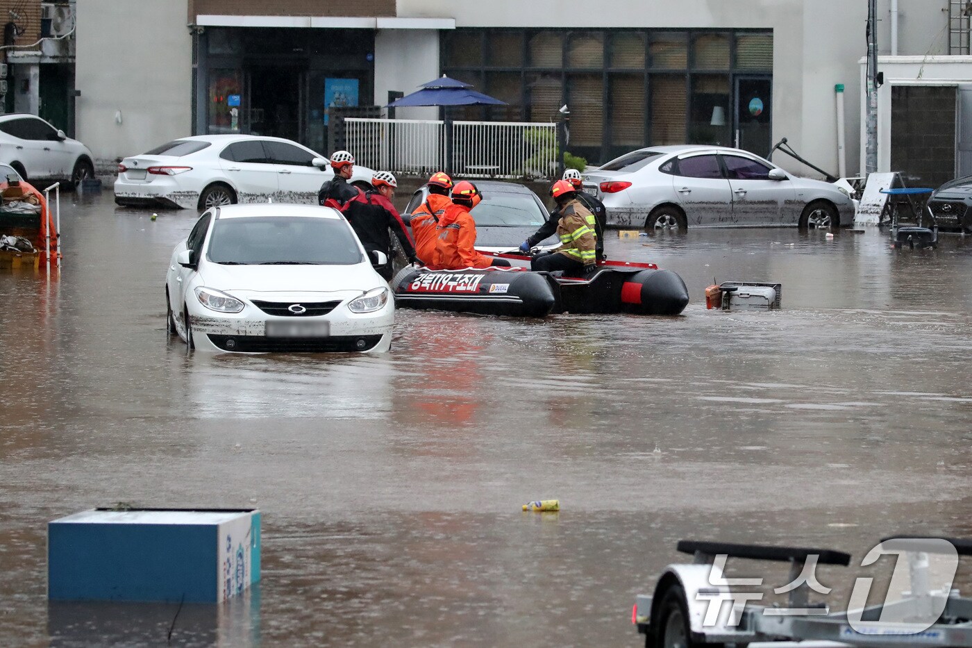 17일 오후 대구 북구 노곡동 마을이 집중호우에 침수돼 119구조대가 고립된 주민을 구조하기 위해 구명보트를 타고 마을로 들어가고 있다. 2025.7.17/뉴스1 ⓒ News1 공정식 기자
