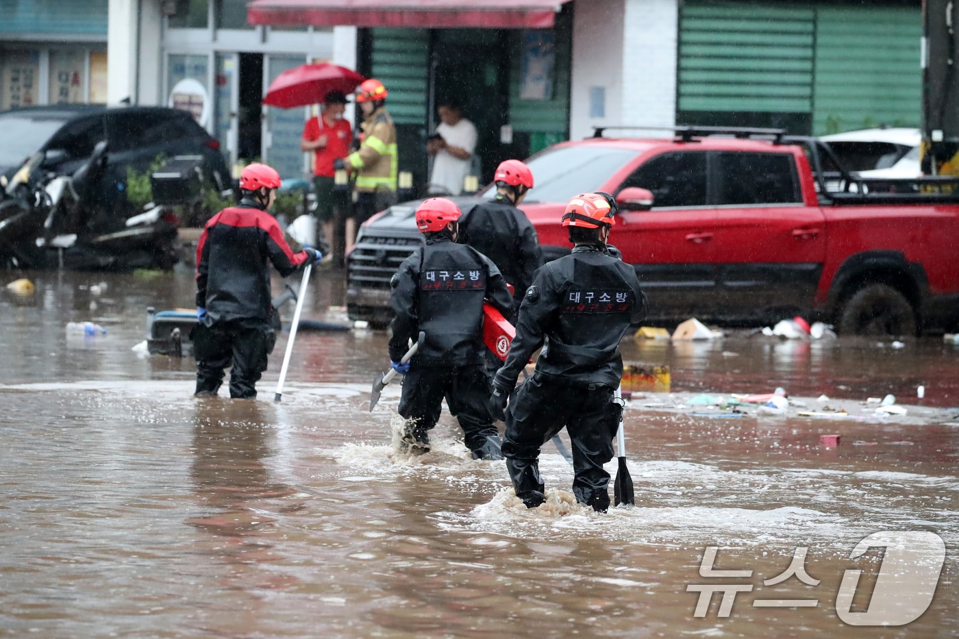 17일 오후 대구 북구 노곡동 마을이 집중호우에 침수돼 119구조대가 주민 구조와 수색을 위해 마을로 들어가고 있다. 2025.7.17/뉴스1 ⓒ News1 공정식 기자