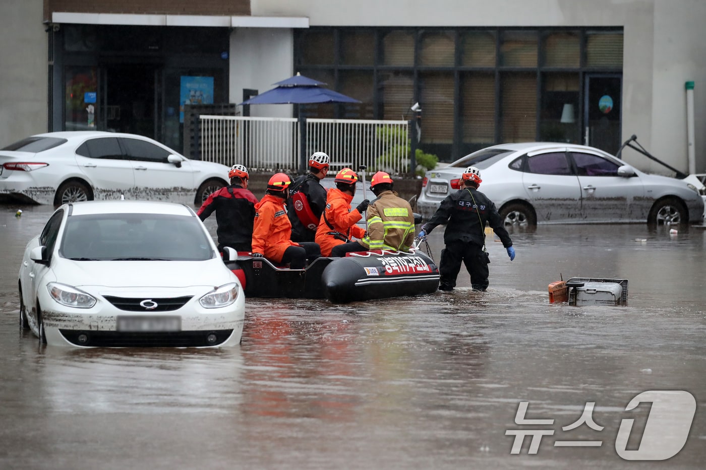 17일 오후 대구 북구 노곡동 마을이 집중호우에 침수돼 119구조대가 고립된 주민을 구조하기 위해 구명보트를 타고 마을로 들어가고 있다. 2025.7.17/뉴스1 ⓒ News1 공정식 기자