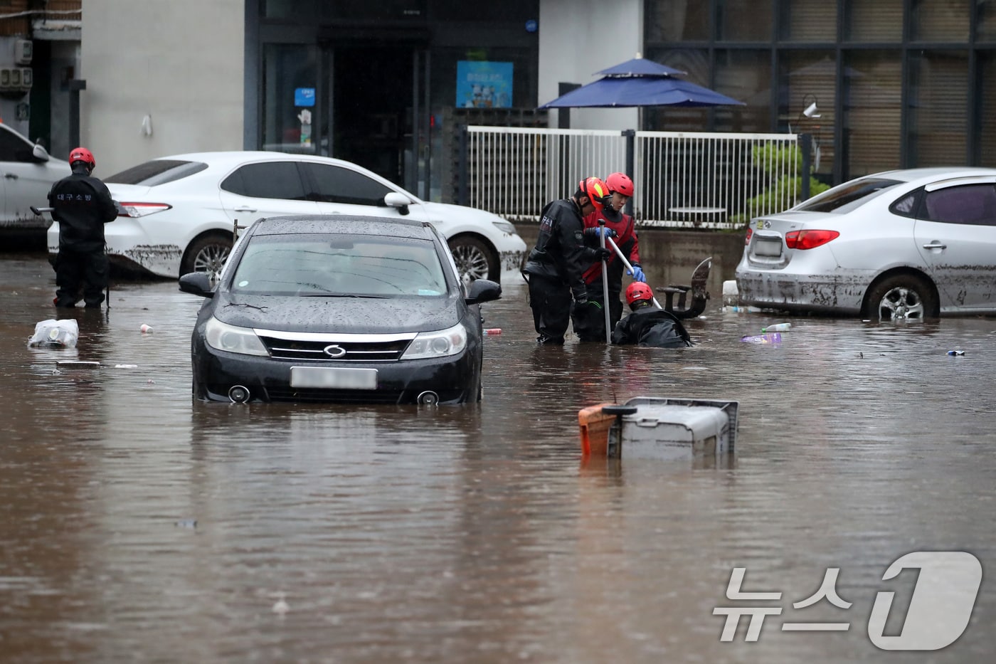 17일 오후 대구 북구 노곡동 마을이 집중호우에 침수돼 119구조대가 수색하고 있다. 2025.7.17/뉴스1 ⓒ News1 공정식 기자