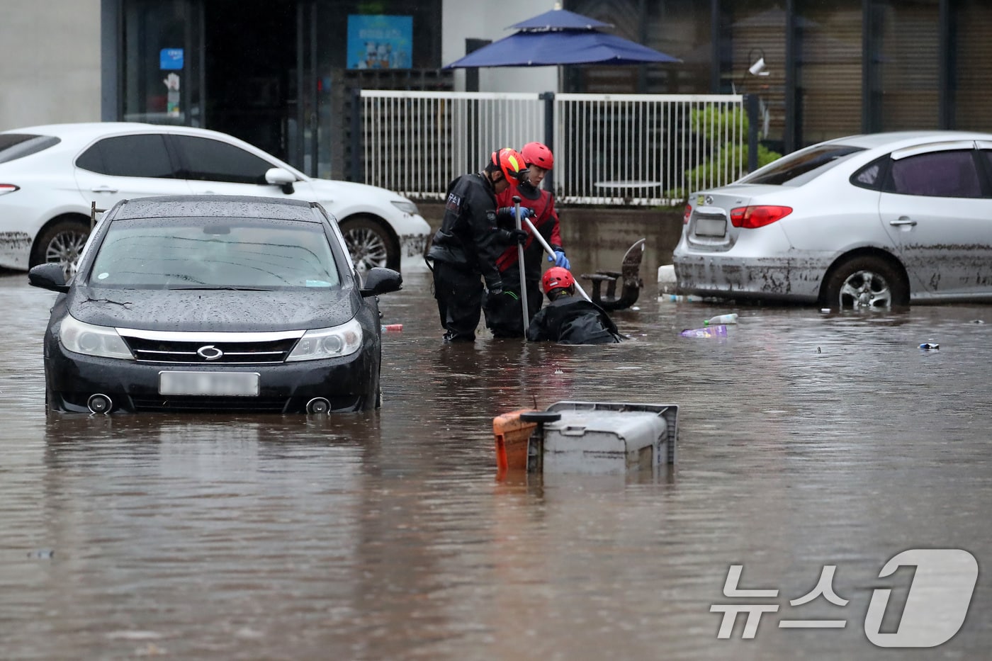 지난달 17일 오후 북구 노곡동 마을이 집중호우로 침수돼 119구조대가 수색하고 있다. 2025.7.17/뉴스1 ⓒ News1 공정식 기자