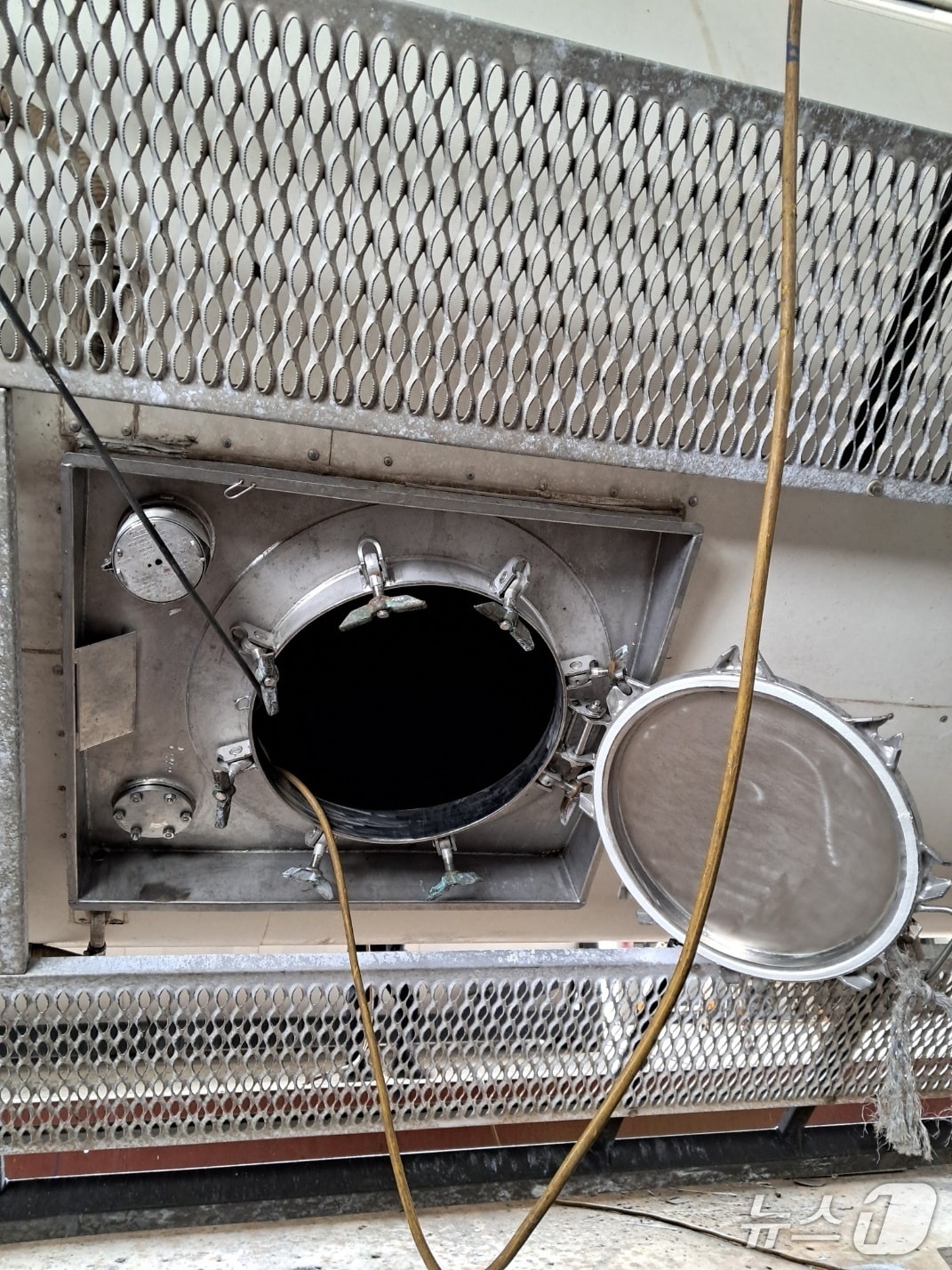 사고가 발생한 운송용 화학탱크용기.(울산소방본부제공. 재판매 및 DB 금지)