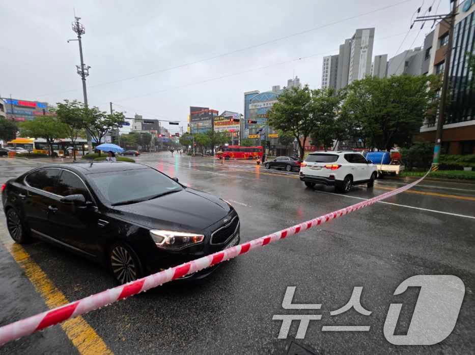 호우경보가 내려진 17일 광주 북구 용봉동 북구청 사거리 일대가 침수우려로 인해 차량 진입이 통제되고 있다.(광주 북구 제공. 재판매 및 DB 금지) 2025.7.17/뉴스1 ⓒ News1 박지현 기자