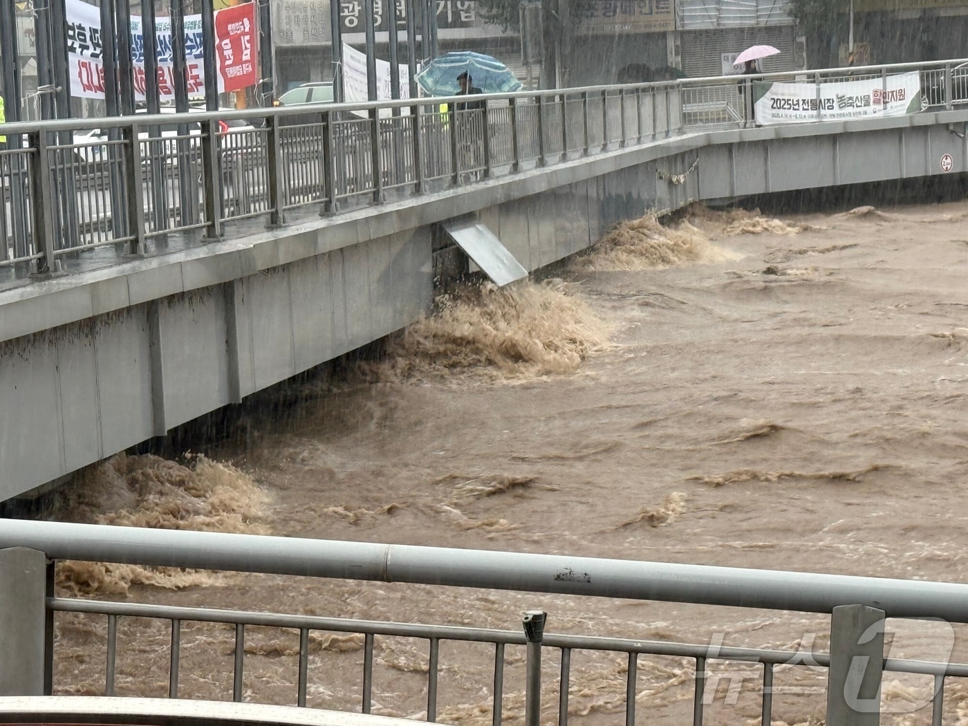 광주천을 가로지르는 태평교가 범람 직전에 놓인 모습. ⓒ News1 김태성 기자
