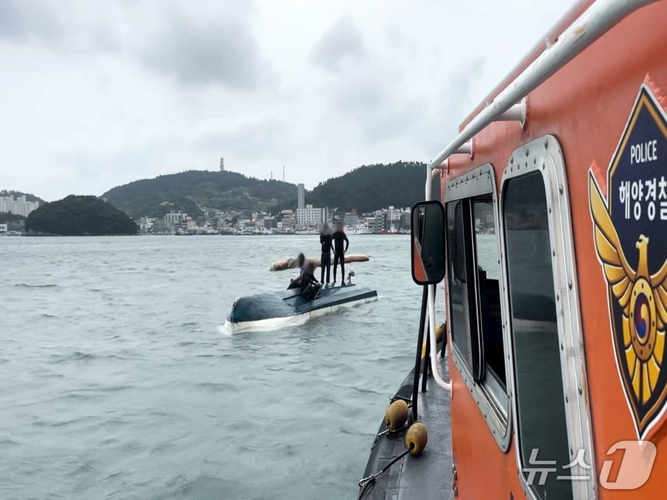 17일 낮 12시 25분쯤 완도항 수협 앞 해상에서 어선이 전복돼 해경이 구조하고 있다.(완도해경 제공. 재판매 및 DB 금지)