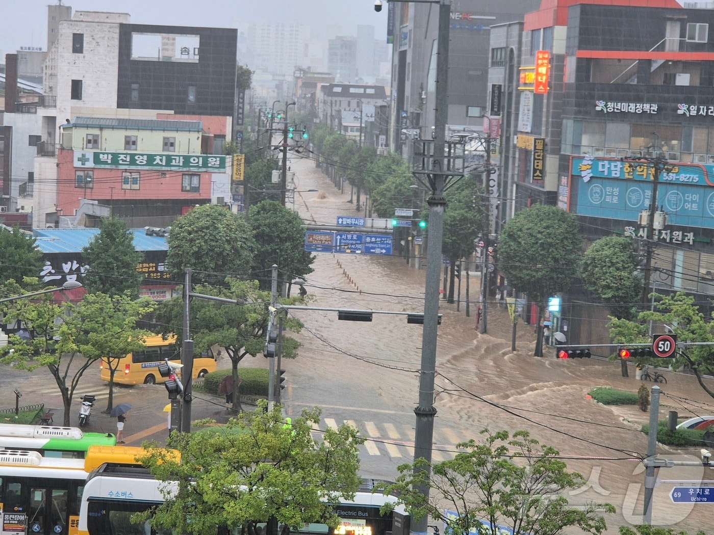 300㎜에 달하는 집중호우가 내린 17일 광주 북구청 앞 사거리 도로가 침수돼 있다.(독자 제공, 재배포 및 DB 금지) 2025.7.17/뉴스1 ⓒ News1 김태성 기자