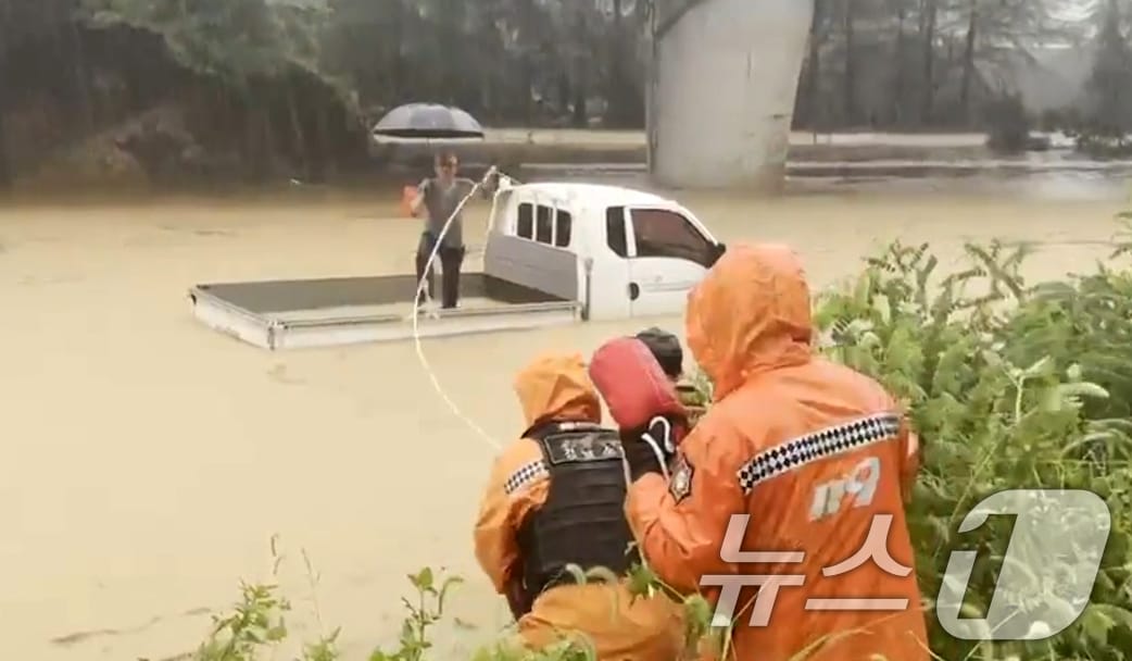 17일 경남 산청군 신안면 양지레미콘 인근 지하도가 집중호우로 침수돼 소방대원들이 트럭 위로 대피한 시민을 구조하고 있다. (경남소방본부 제공. 재판매 및 DB 금지) 2025.7.17/뉴스1 ⓒ News1 윤일지 기자