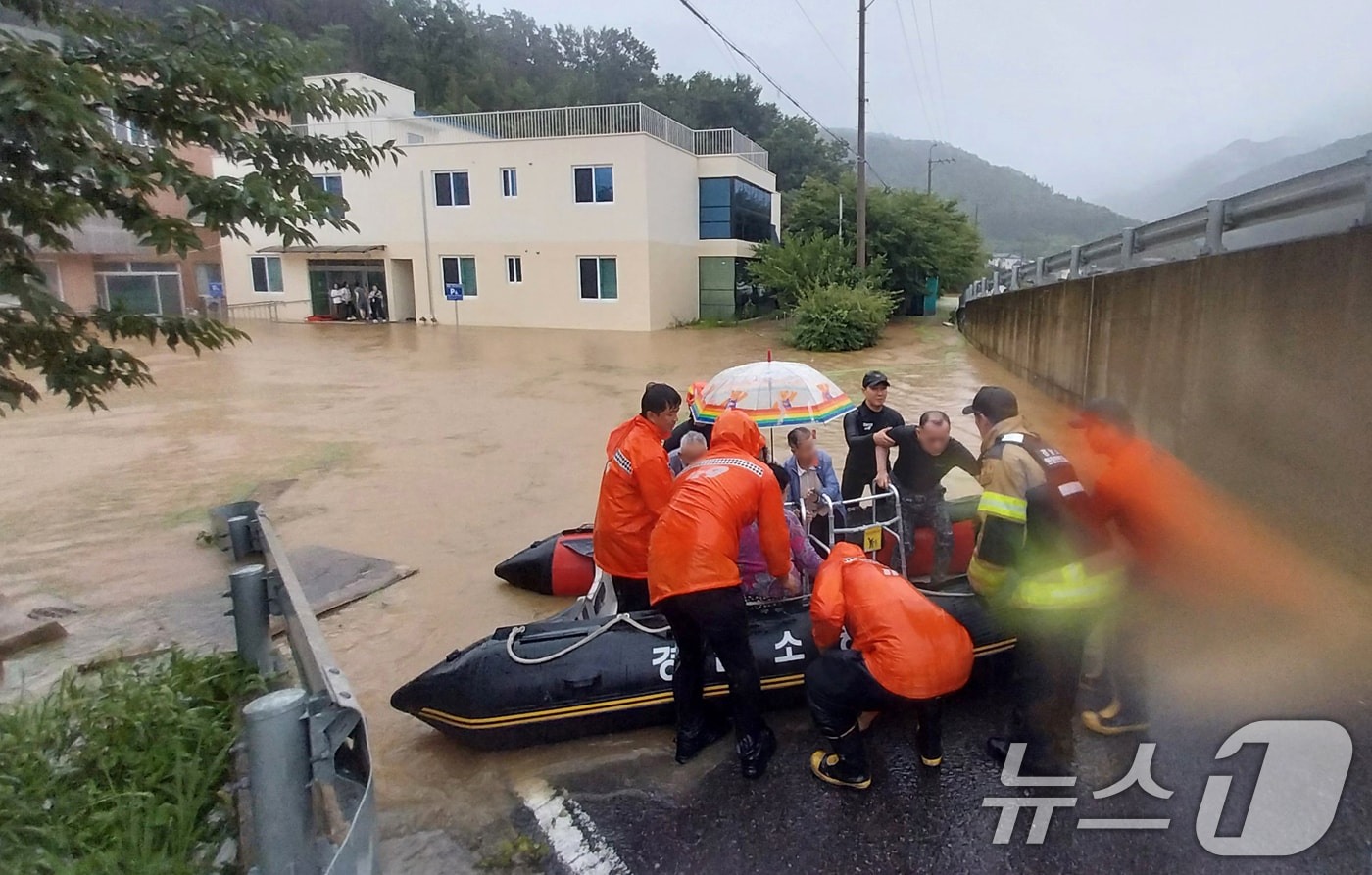 17일 경남 밀양시 무안면 한 노인요양원 일대가 침수돼 소방대원들이 환자들을 다른 병원으로 전원시키기 위해 고무보트를 이용해 구조하고 있다. (경남소방본부 제공. 재판매 및 DB 금지) 2025.7.17/뉴스1 ⓒ News1 윤일지 기자