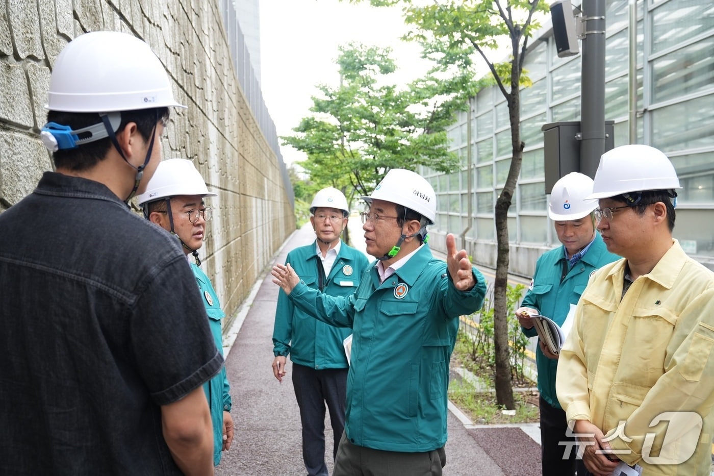 이현재 경기 하남시장이 17일 관내 집중호우 취약시설을 점검하고 있다.(하남시 제공. 재판매 및 DB 금지)/뉴스1