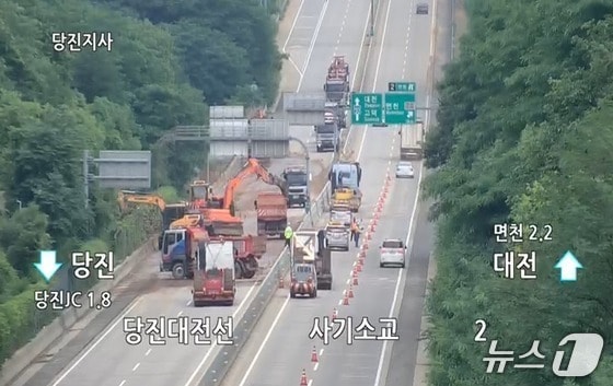 당진대전고속도로 당진분기점부근 지점에 비탈면 토사 유실 복구작업(한국도로공사 CCTV 화면 캡쳐) /뉴스1