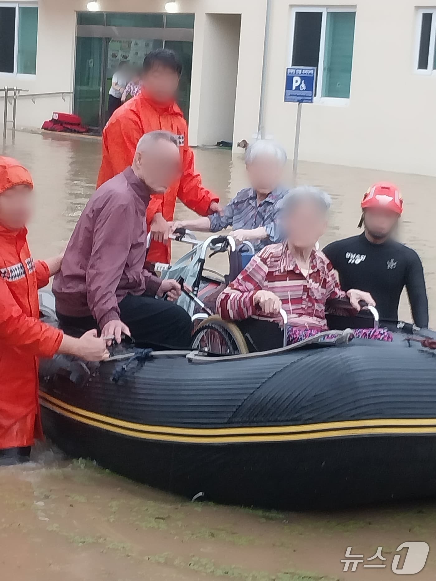 17일 오후 4시 35분쯤 밀양시 무안면 연상리의 한 노인 요양원에서 침수로 환자 전원이 필요하다는 신고가 접수돼 출동한 소방이 구조보트를 띄워 환자들을 구조하고 있다.(경남소방본부 제공. 재판매 및 DB금지)