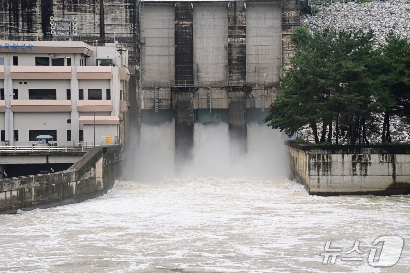 진주 남강댐 본류 수문. 뉴스1/한송학기자