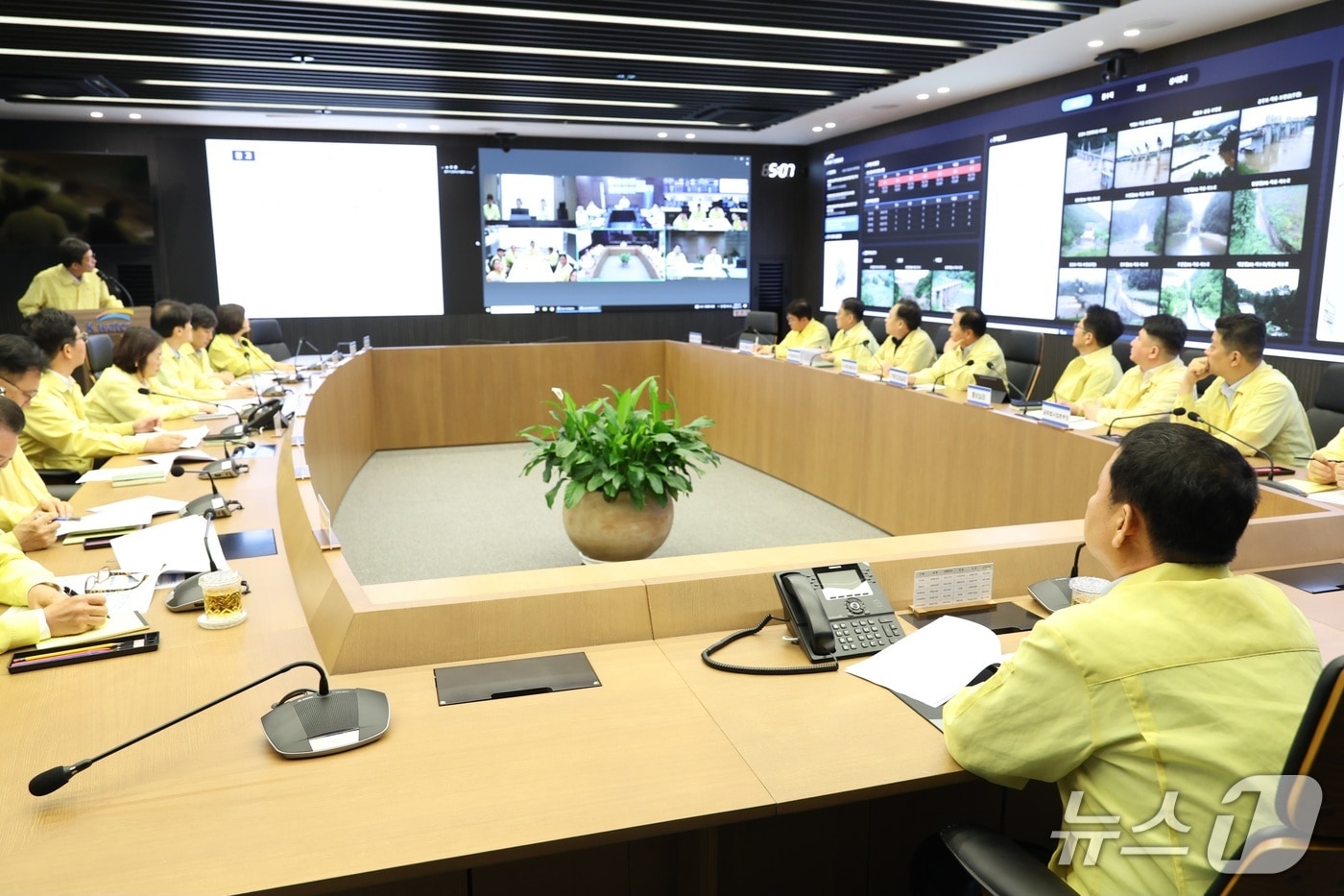 한국수자원공사 대전 본사 재난안전상황실에서 윤석대 사장(사진 오른쪽)이 전사 비상대응 긴급회의를 주재하고 있다.(한국수자원공사 제공)/뉴스1